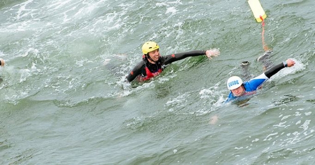  Nadando en el mar salvaje